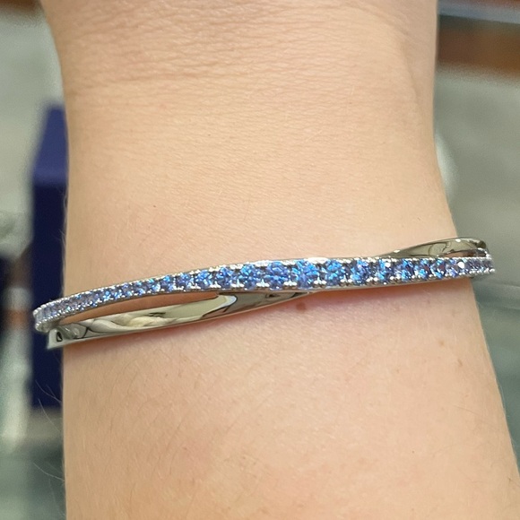 𝐒𝐰𝐚𝐫𝐨𝐯𝐬𝐤𝐢 𝐍𝐖𝐓 Twist Rows Bracelet Blue Rhodium Plated - Picture 5 of 11